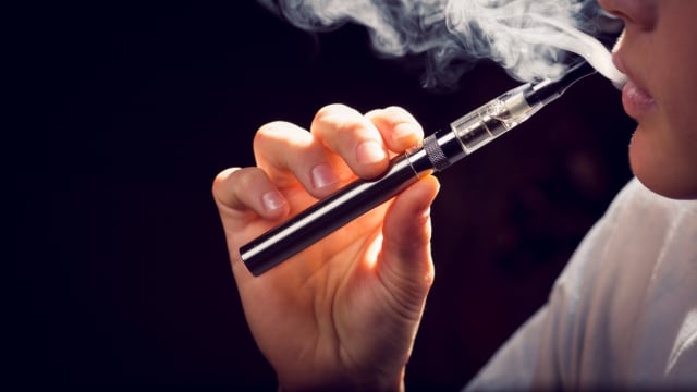 香港最快明年中起 禁在公共场所拥有和使用电子烟
