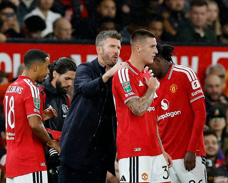 Pressure mounts on Carrick as Man United seek to halt slide at Fulham