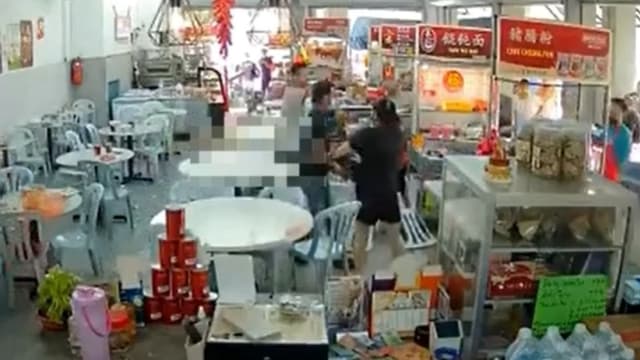 两男持巴冷刀闯茶室砍小贩 马国老板娘力挡恶徒