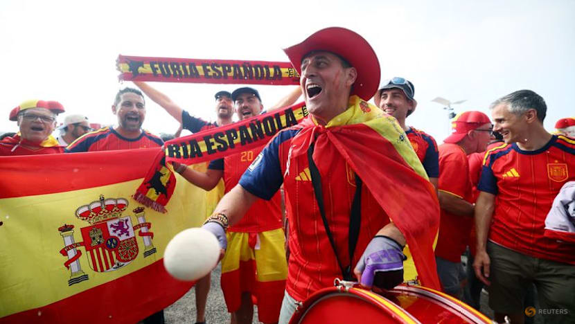 Spain fans keep Manolo's drumbeat alive in Mexico