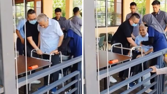 马哈迪现身餐厅被偶遇 拄四脚拐杖向镜头挥手