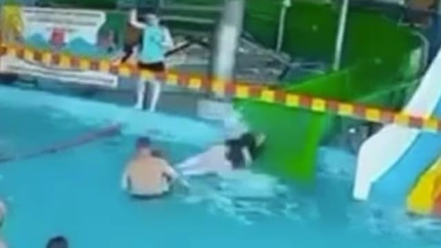 遭滑水道高速滑下女子踢中腹部  俄六岁童肝脏破裂   