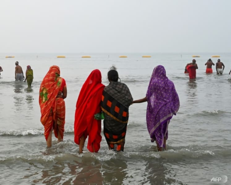 Thousands gather at Hindu festival in India as virus surges