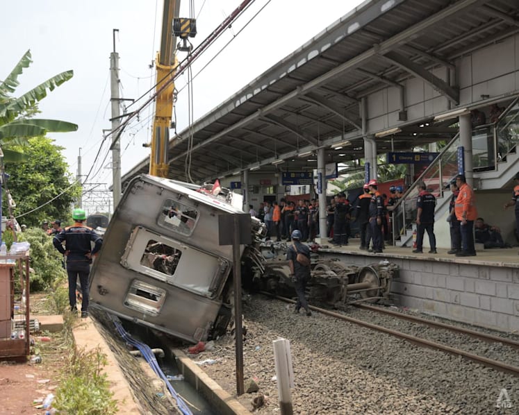 Train collision kills 15, injures dozens near Jakarta