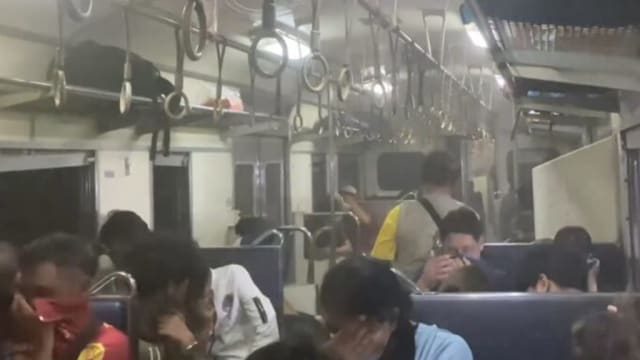 泰火车隧道通车首日出状况 车厢内尘土飞扬乘客掩口鼻