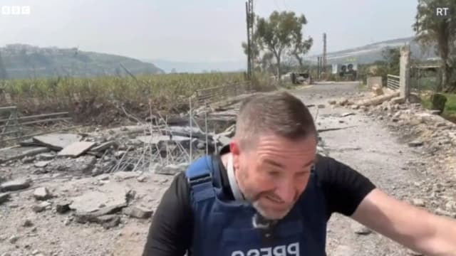 战地记者报道时遇险 导弹在数米外爆炸致两伤