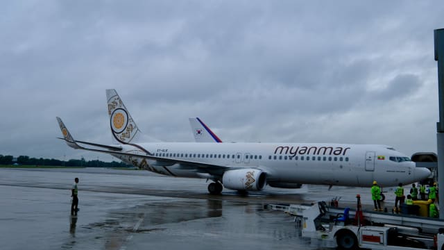 缅甸航空客机昆明降落时 起落架折断引擎触地