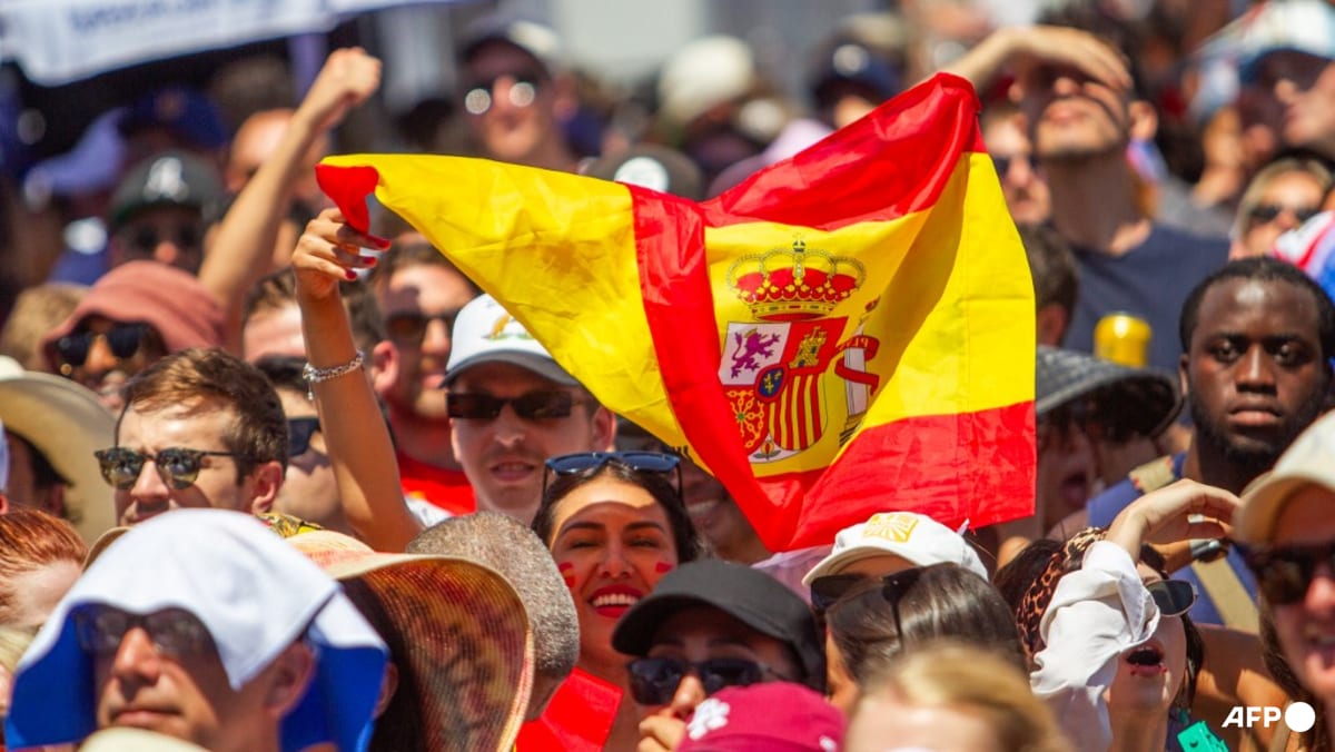 Spain fans react during a watch party at Venice Beach for the World Cup final on Jul 19, 2026 in the Venice neighbourhood of Los Angeles, California (Ảnh: Getty Images via AFP/Apu Gomes)