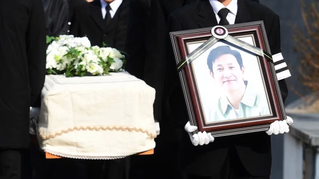 数名YouTuber硬闯灵堂、告别式拍视频挨轰　李善均经纪公司二度发声明