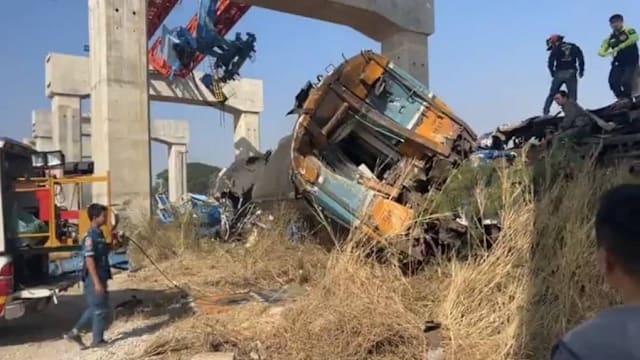 泰国火车遭坠落起重机砸中事故 已致至少30人亡