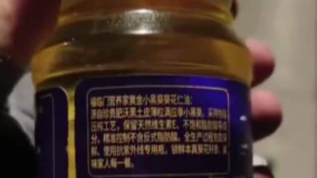 误把食用油当饮料卖 中国店家：怎没人找我？
