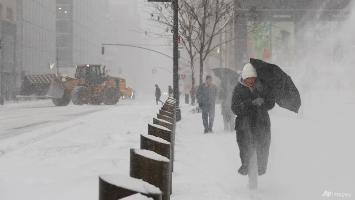 미국, 극심한 겨울 폭풍 이후 눈이 더 많이 내리고 최소 25명이 사망한 것으로 보고됨