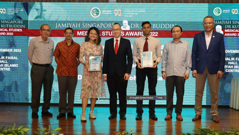 Dua pelajar terima Anugerah Pengajian Perubatan Jamiyah-Dr Kutbuddin Dua pelajar terima Anugerah Pengajian Perubatan Jamiyah-Dr Kutbuddin