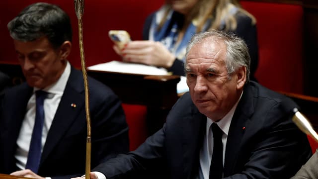 法国总理贝鲁政府避过首个不信任动议