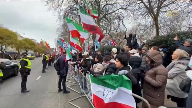 全球多地爆发示威 抗议伊朗政府强力镇压示威人民