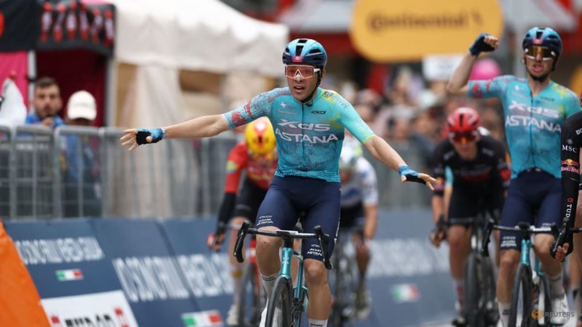 Thomas Silva sprints to victory in Giro stage 2 after nearly 20 riders crash