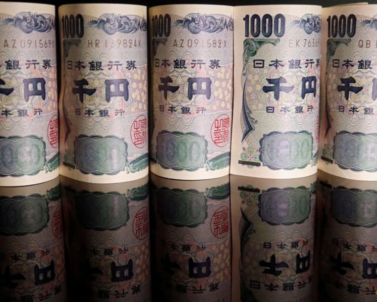 Yen strengthens after BOJ minutes, markets gauge intervention odds