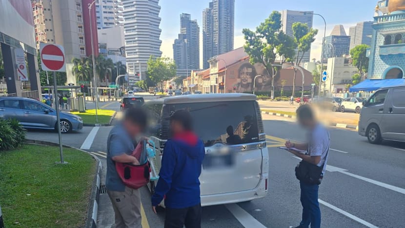 எல்லைதாண்டிய பயணச் சேவைகளைச் சட்டவிரோதமாக வழங்கிய 10 வாகனங்கள் பறிமுதல்