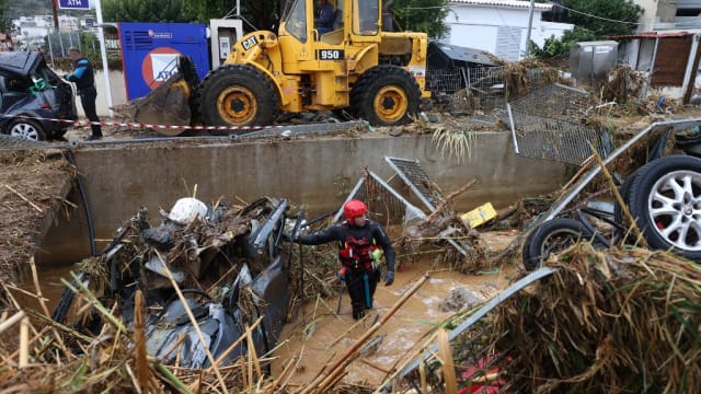 希腊克里特岛暴雨成灾 两人身亡
