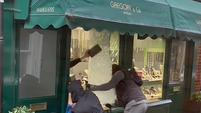 Masked men loot London jewellery shop in 30-second smash-and-grab, shocking onlookers