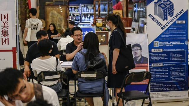 中国今年首两个月 全国城镇失业率平均值为5.3%