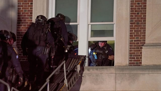 美国警方进入哥伦比亚大学 驱散亲巴勒斯坦示威者