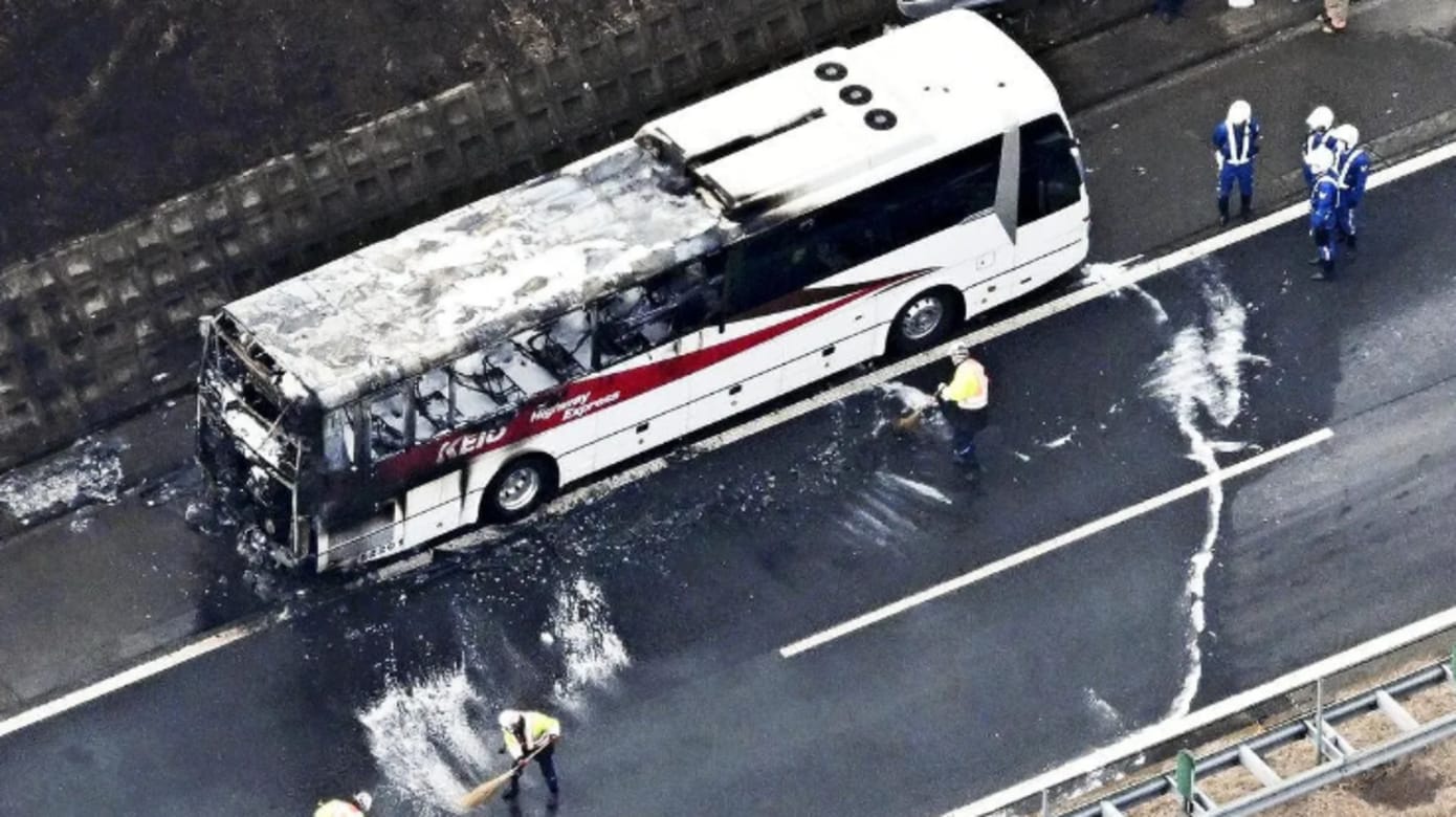 东京40人观光巴士着火 引擎冒烟后火势延烧