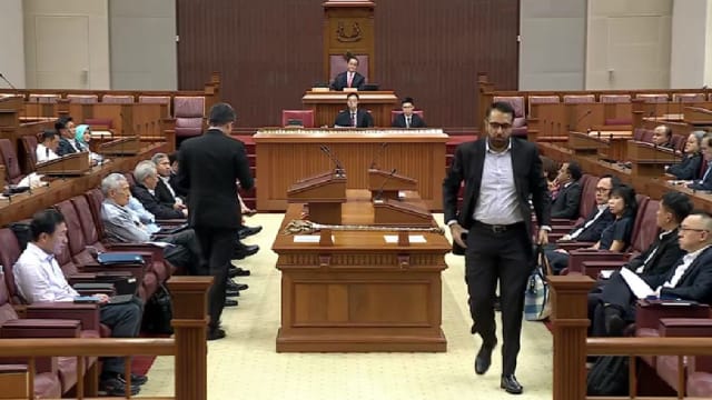 毕丹星在审讯休庭时间短暂出席国会