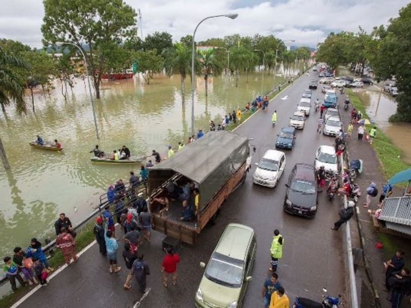 People being rescued from floodwaters in Tanah Putih, Kuantan on Dec 4, 2013. Photo: Malaysian Insider