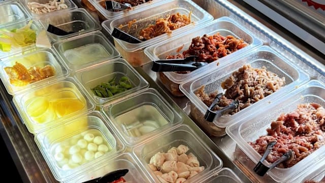 泰式烤肉店自助餐出乱象 餐馆揭贪客打包生肉海鲜回家