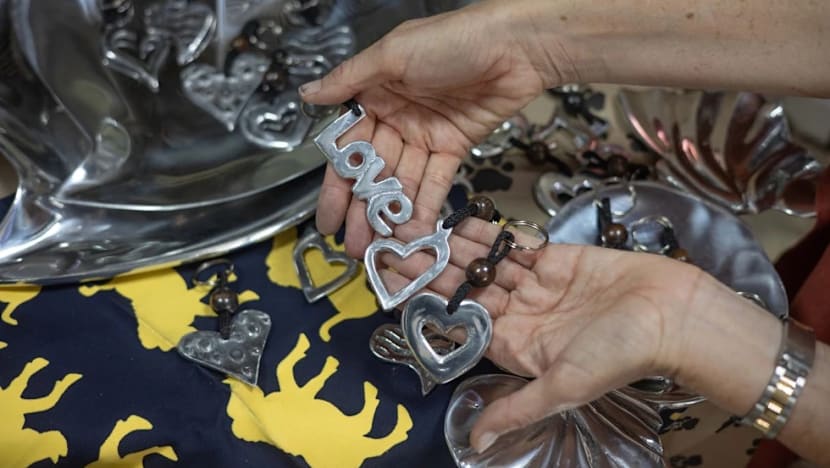 காதலர் தினம் - பழைய உலோகத்தில் உருகும் காதல்  