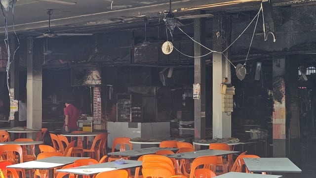 宏茂桥10道咖啡店凌晨失火 大部分摊位被烧毁