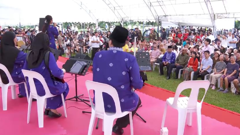 Orang ramai sambut Hari Raya, Hari Buruh di Istana hari ini