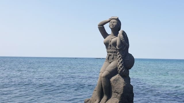 外籍男子拥抱亲吻济州海女雕像  不雅举动引发众怒