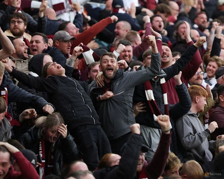 Iheanacho's last-gasp penalty sets up Celtic v Hearts title decider