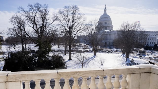 美参议院赶在午夜前拉票 争取通过拨款法案