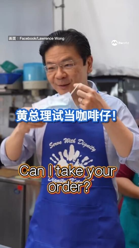 黄总理探访厨尊厨房 试当“咖啡仔”也学手语