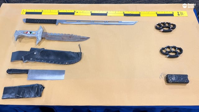 男子超速遭查弃车逃 电击两警员被控上法庭