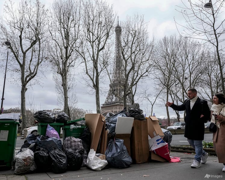 Heaps of garbage in Paris streets become protest symbol