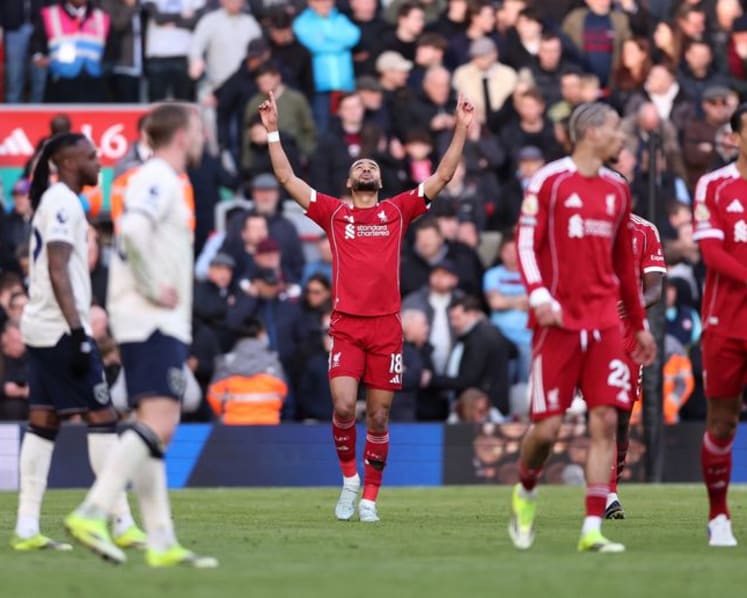 Man City move within two points of leaders Arsenal, Liverpool thrash West Ham