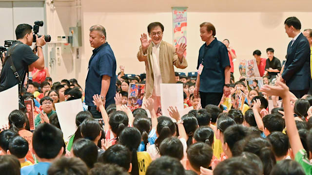 成龙现身公立培群学校 勉励本地武术小将勇敢逐梦