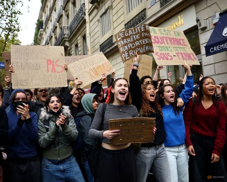 French PM denies police ordered to confront student protesters