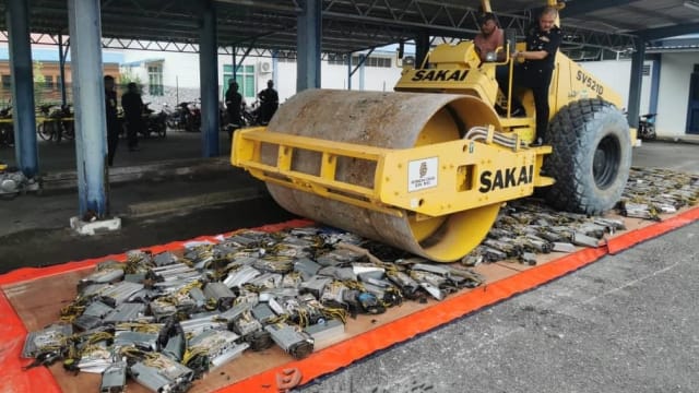 马国警方出动压路机 销毁198台加密货币挖矿机