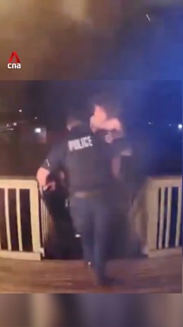 Police rescue children from burning house in US