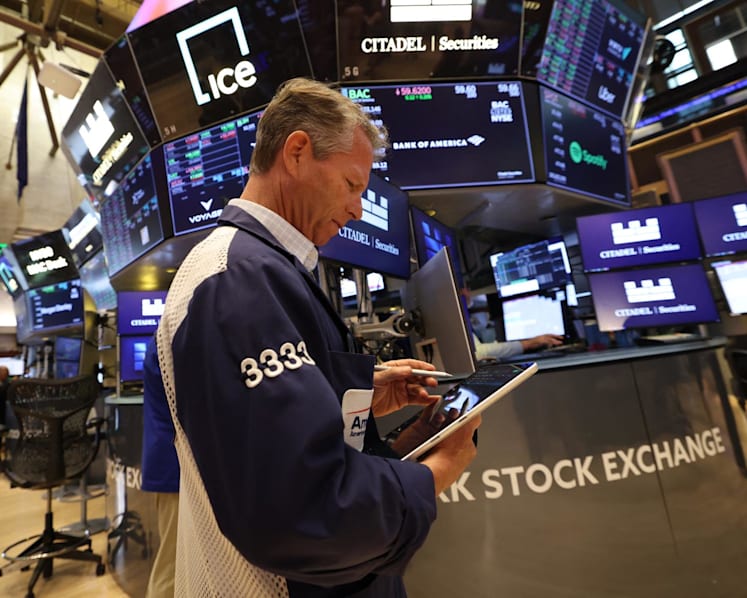 Stocks drop on tech sell-off, oil choppy on Middle East fears