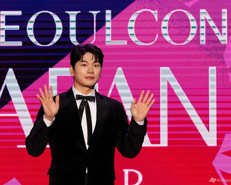 Screenshots of sexually explicit chats surround South Korean actor Lee Yi-kyung, agency threatens legal action