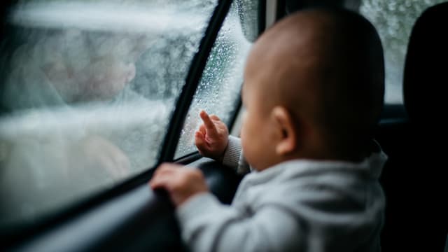 父亲开车回头惊见两岁儿颈卡电动车窗 送医后命危