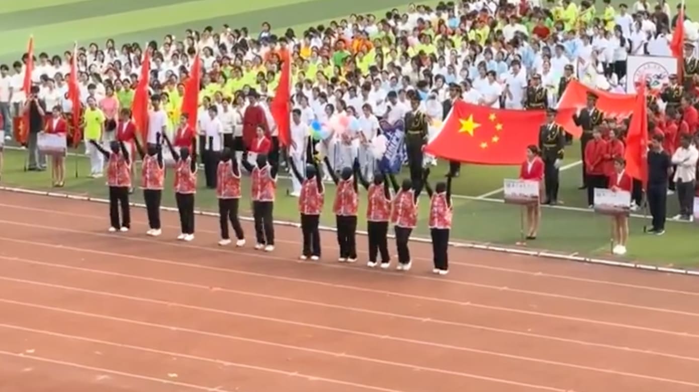 “机器人”竟全由人扮 河南大学生表演引热议