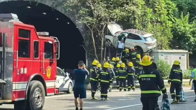 重庆休旅车突然腾空“起飞” 撞山壁悬挂半空