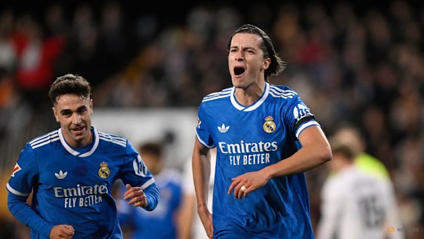 Real Madrid beat Valencia to stay on Barcelona's heels